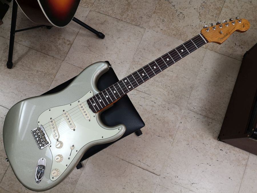 Fender Robert Cray Stratocaster Inca Silver REZERVIRANO