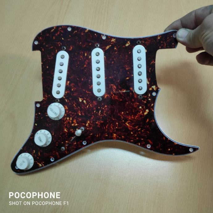 Loaded pickguard Fender stratocaster
