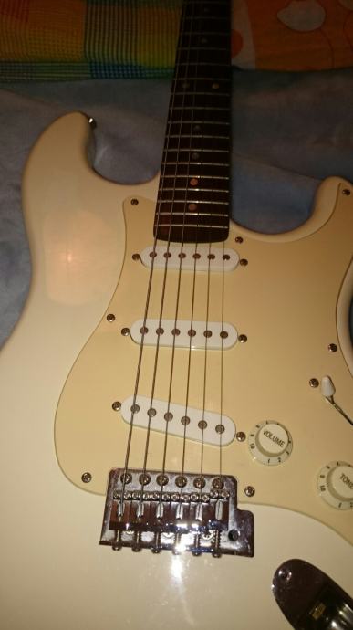 Squier Strat by Fender (zamjena za el-acc gitaru)