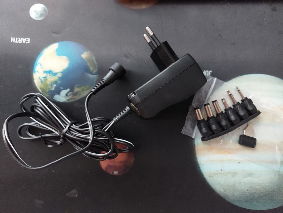 Univerzalni adapter za struju s više nastavaka