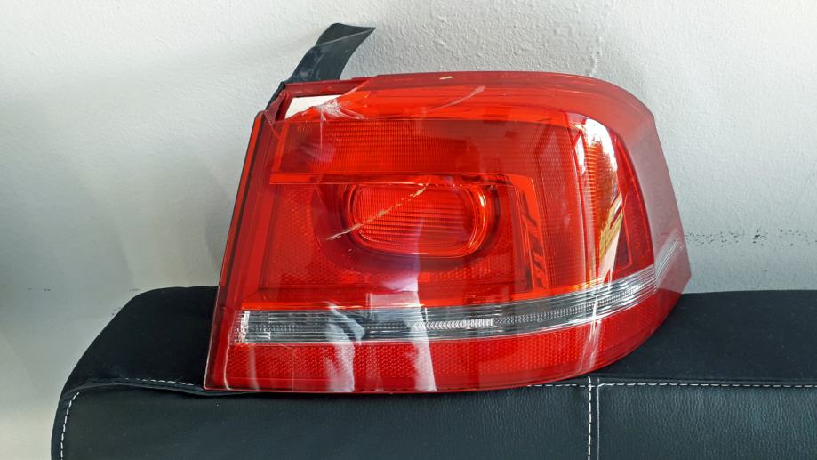 VW Passat 2011- zadnja desna lampa oštećena