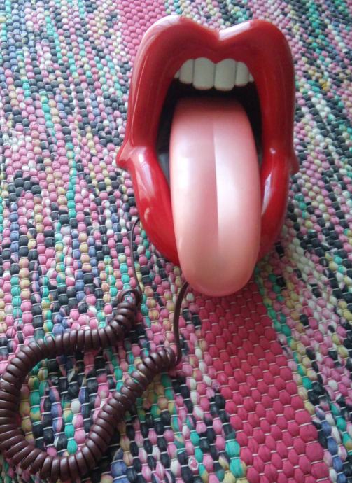 Atraktivni telefon: usta, jezik, zubi :)