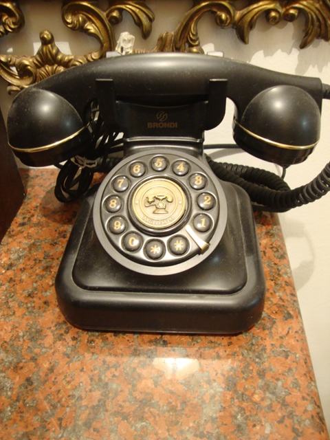 Telefon - replika starog telefona