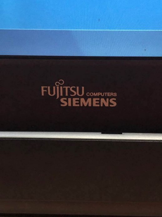 Laptop Fujitsu Siemens sa torbom