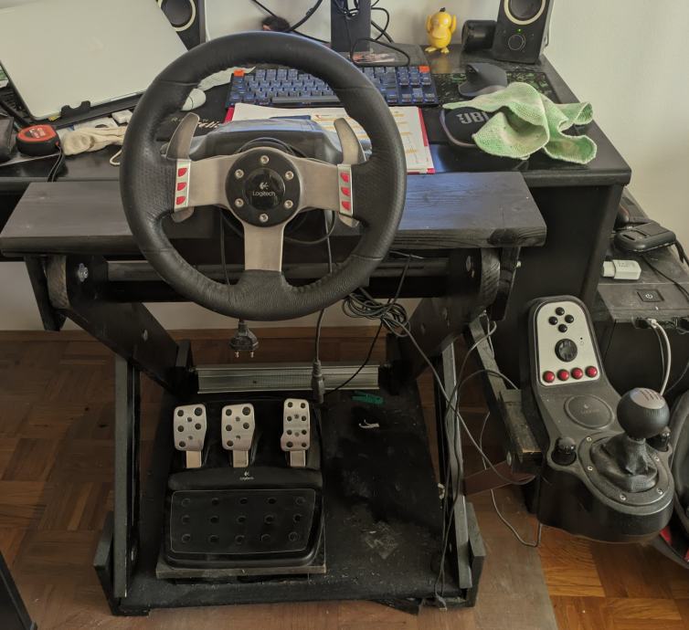 Logitech G27 s postoljem