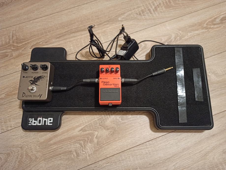 THE BONE pedal board + napajanje + Delay + Mega distortion