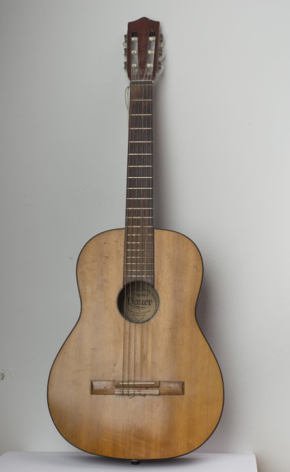 Bauer akustićna stara gitara(15500 kuna)