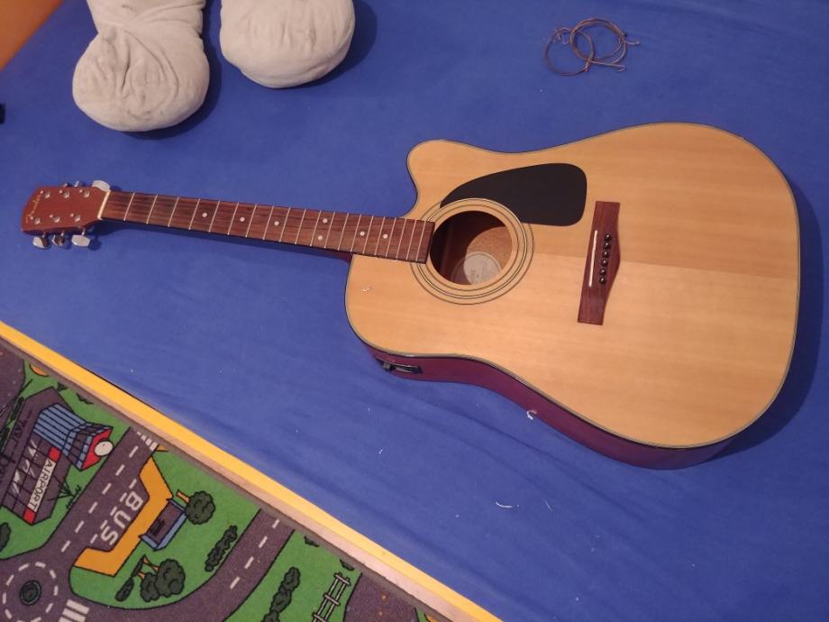 Elektroakustična gitara Fender DG10CE made in Korea