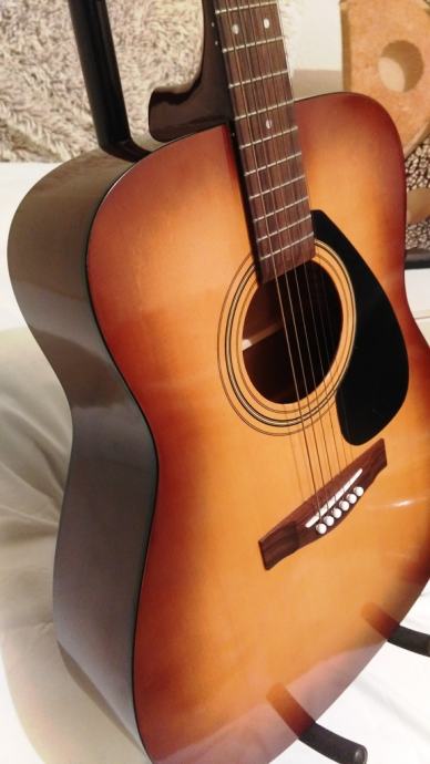 Yamaha F310P akustična gitara metalne žice