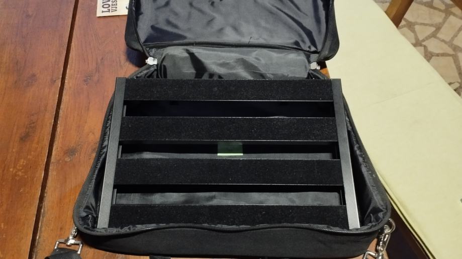 pedalboard i napajanje (Harley Benton SpaceShip 40)