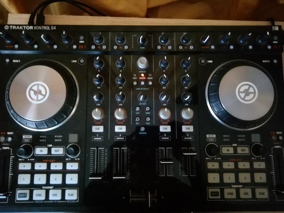 DJ KONTROLER TRAKTOR  S4 MK2 --- GARANCIJA