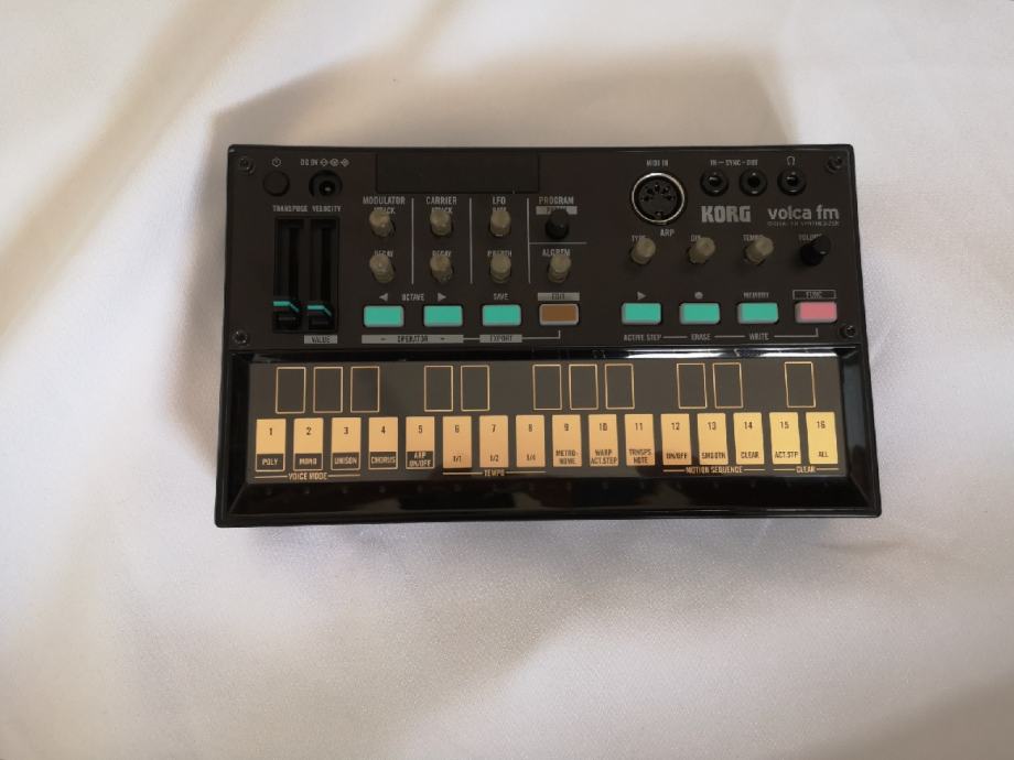 Korg Volca FM synthesizer sa sekvencerom