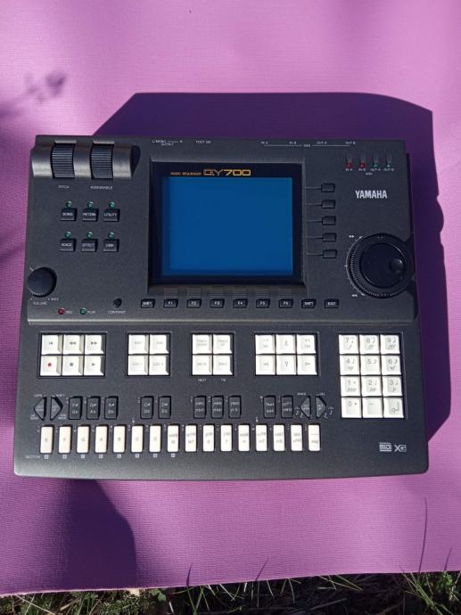 Sequencer Yamaha QY700, profesionalni robusni sequencer