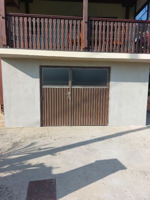 Garažna vrata, dvokrilna, metalna sa staklom, donji dio aluminij