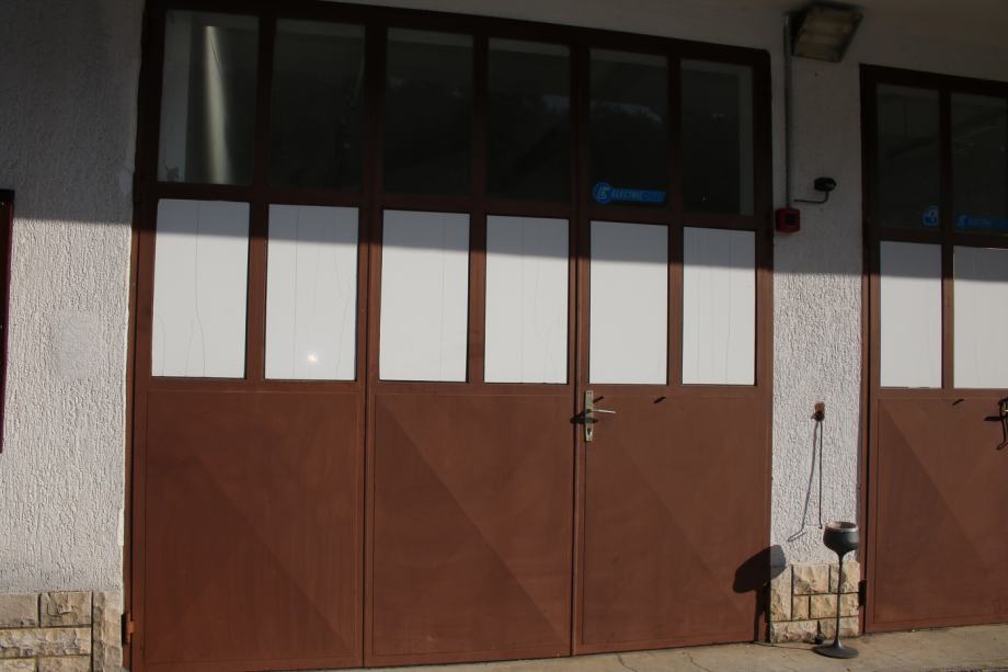 Metalna trokrilna garažna vrata 3 x 3 m (dva komada)