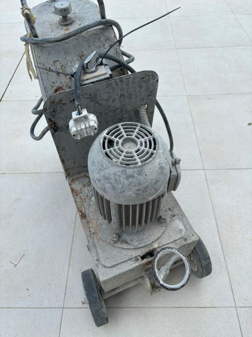 Stroj za busenje betona