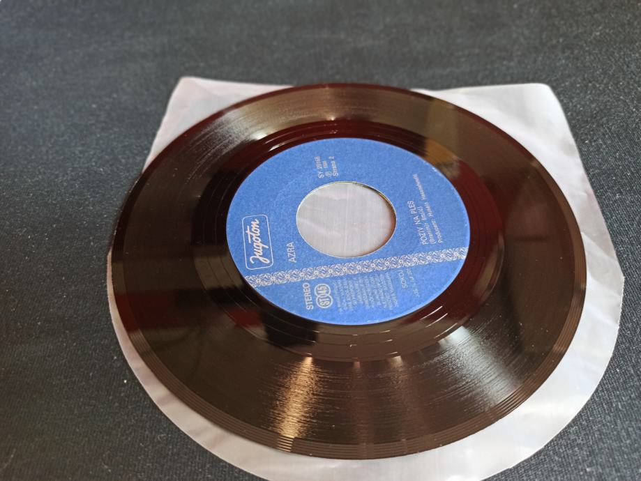 Lijepe Žene Prolaze Kroz Grad (odlično očuvana)