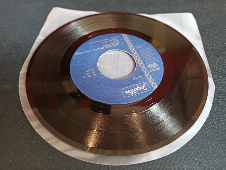 Lijepe Žene Prolaze Kroz Grad (odlično očuvana)