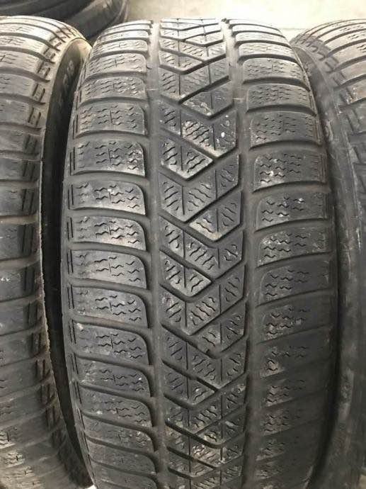 Gomma PIRELLI in offerta: modello WINTER SOTTOZERO 3 225/50 R18 95H