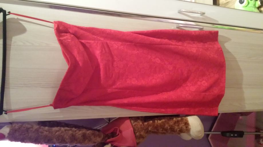 Crvena čipkasta svečana haljina bez naramenica