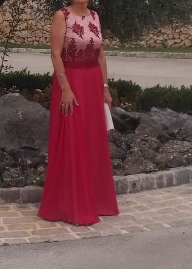 duga svečana haljina sa tamno crvenom čipkom