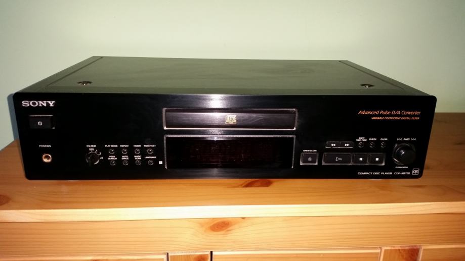CD Player -- SONY CDP XB 720 --