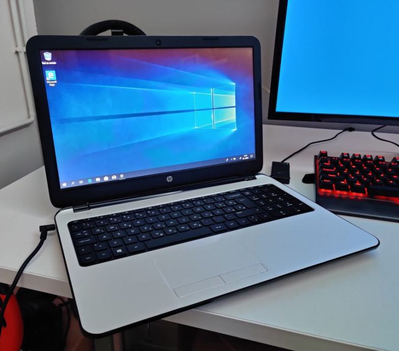 Laptop HP 15-r099sm