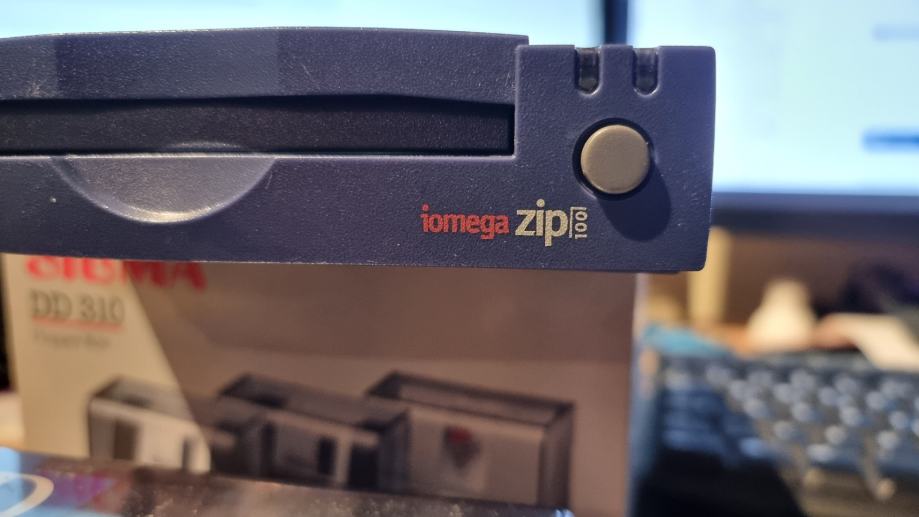 Iomega Zip 100 External Parallel Port Zip Drive Model Z100P2