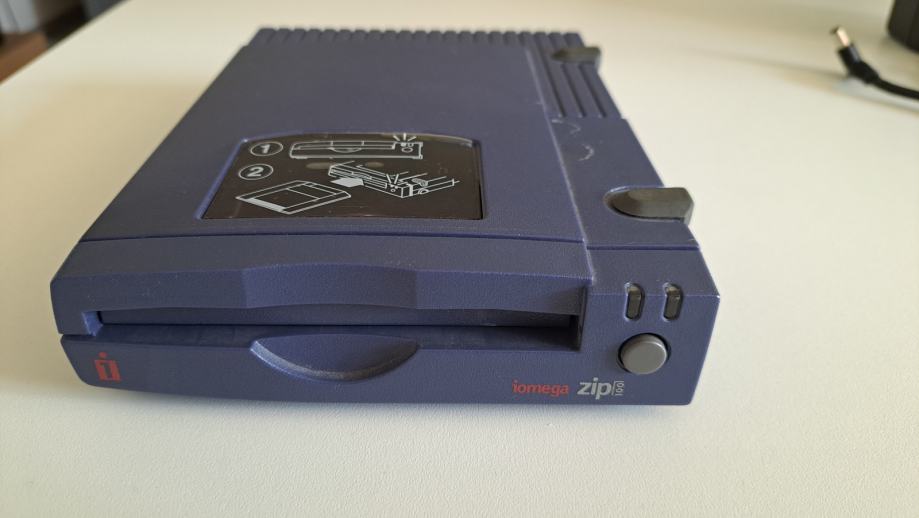 Iomega Zip drive, i 100 MB diskete