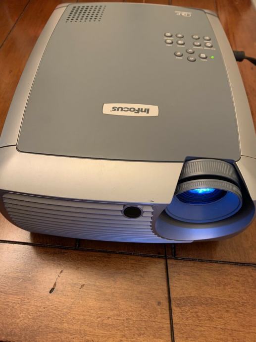 Prodajem projektor InFocus X2