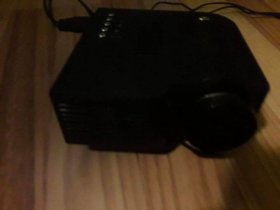 Prodajem projektor vrlo povoljno