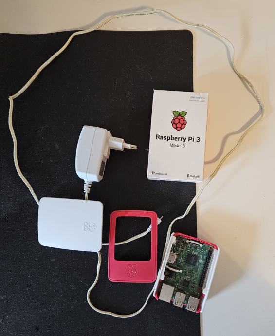 Raspberry Pi 3 Model B + kućište + adapter