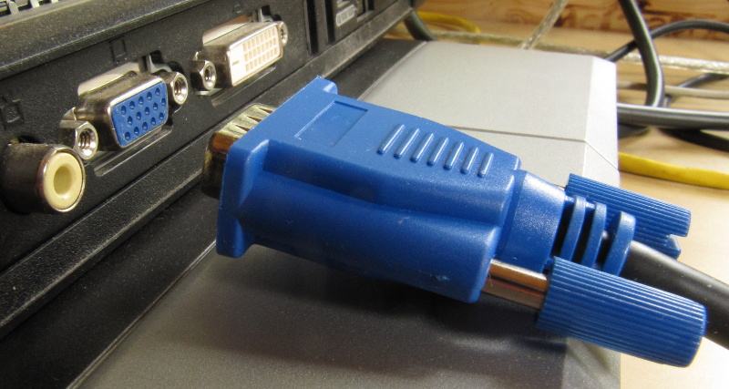 VGA kabel (NOVI) (1.2m) zastitna kapica