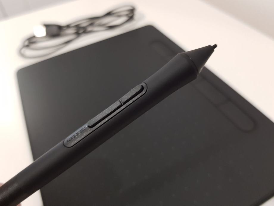 Intuos M, Bluetooth Pen Tablet + Pen nibs x35