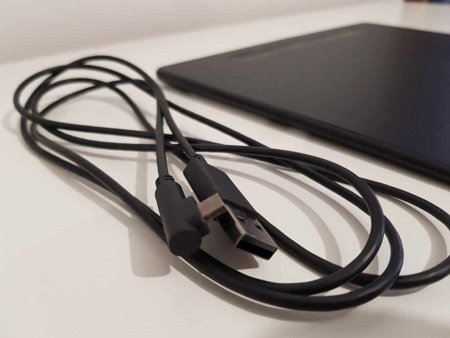 Intuos M, Bluetooth Pen Tablet + Pen nibs x35