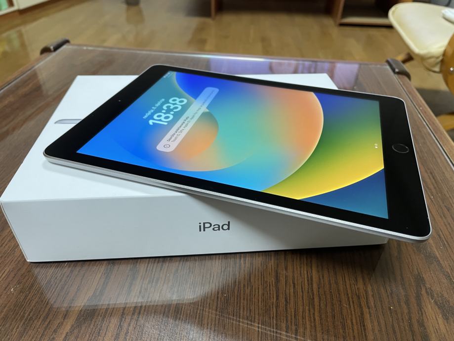 Apple iPad 5th Generation 32GB Wi-Fi