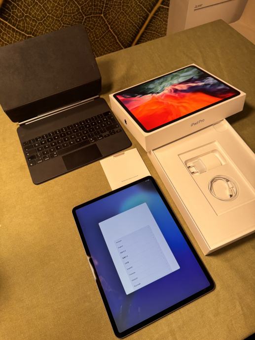 iPad Pro 12.9inch (4th Generation) WiFi + Magic Keyboard (HR)