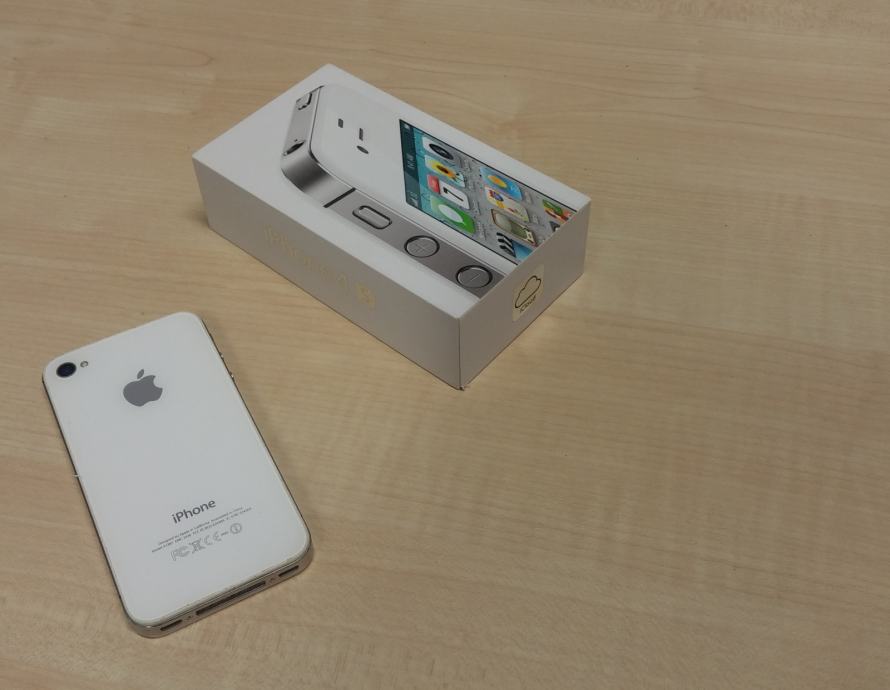Apple iPhone 4S _ radi na sve mreže, neoštećen, dostava!