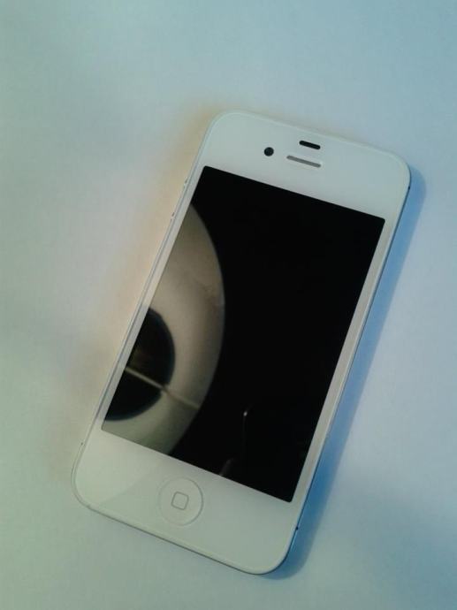 Prodajem iPhone 4S 32GB Bijeli HITNOO!!!