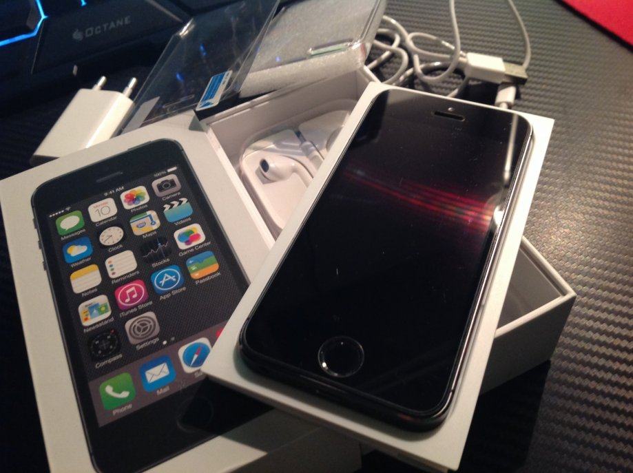 iPhone 5s, crni, vrhunsko stanje, SVE MREŽE, pokloni i oprema, KAO NOV
