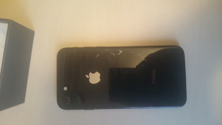 Prodajem iPhone 8 malo oštećen/ispravan