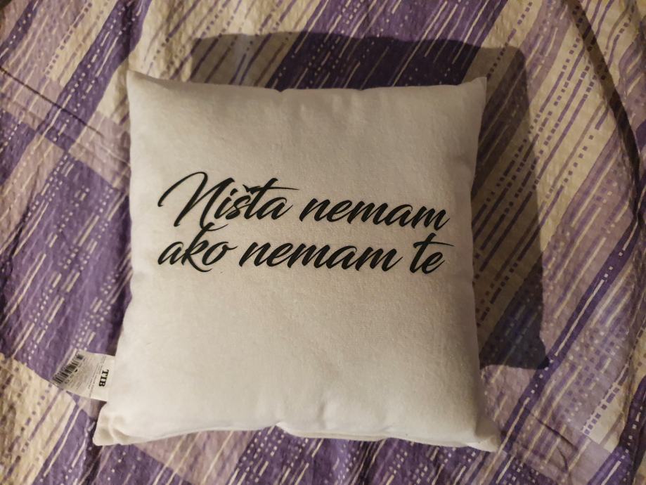 Dekorativni jastuk s natpisom "Ništa nemam ako nemam te"