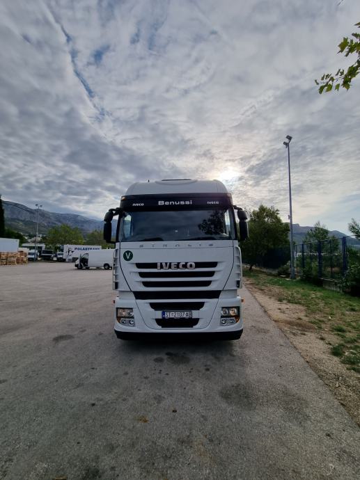 IVECO STRALIS - noir - Fabriqué par Universal Hobbies - Echelle 1/50 - Camion