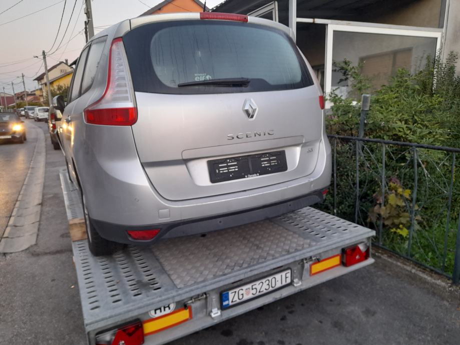 Renault senik 2012 god, zadnji branik  prodajem za 100 eura