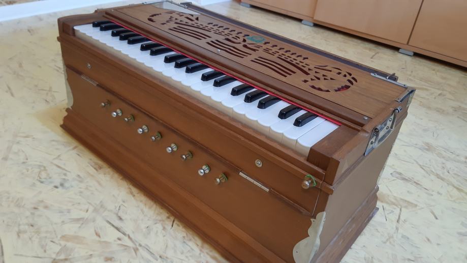 Profesionalni harmonij Monoj Kumar Sardar & Bros s couplerom, 440Hz