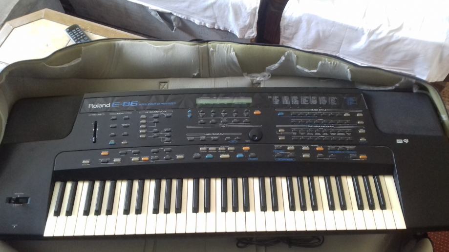 ROLAND E86 MIDI GS SYNTHESIZER