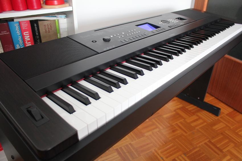 YAMAHA DGX650 digital piano