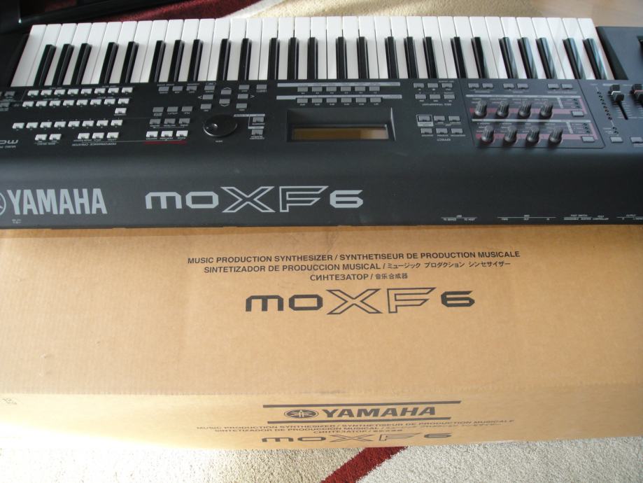 YAMAHA MOXF6 workstation synthesizer