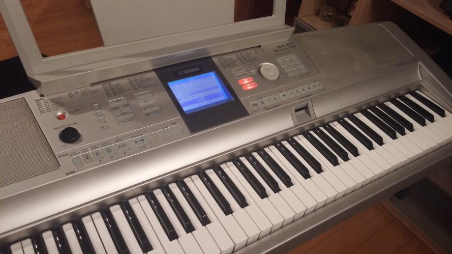 Yamaha Portable Grand DGX305