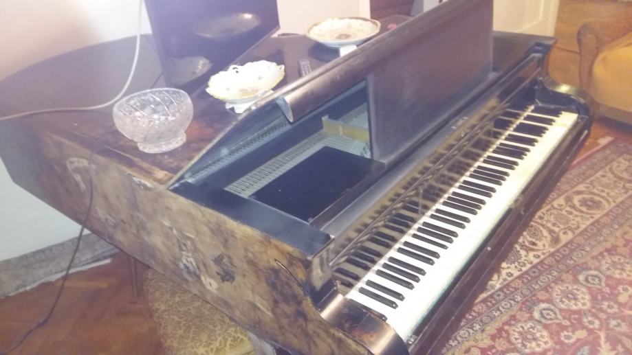 Klavir starinski prodajem